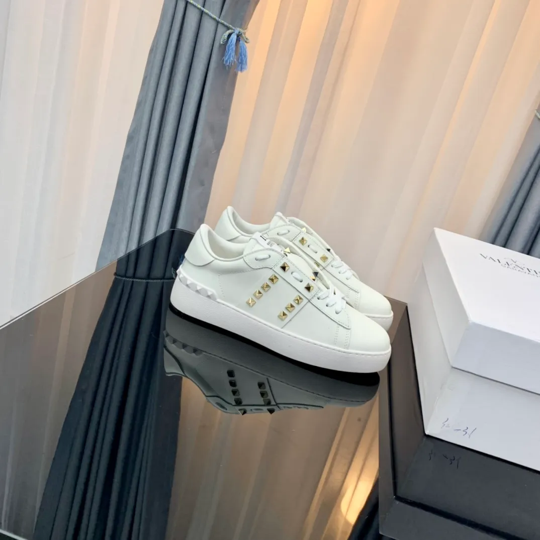 👟👟Ex-factory price 480👟👟 Women's Shoes Women's Clothing VALENTINO Valentino sneakers 21ss new letter sneakers white shoes lace-up sneakers Zhang Yixing's same rivet lace-up casual shoes sneakers The highest version on the market! All details are consistent with the original version. Buy the original 1:1 replica. Material: Original imported pebbled cowhide with VT original webbing. 3D printed color pattern. Inner lining: Imported cowhide lining. Cowhide foot pads. Outsole: exclusive molded T👟👟factory price U wear-resistant outsole. Strap: with rubber texture VLTN LOGO. Insole: genuine consistent rubber insole. Original box and full set of original packaging. Size: 35-40 (41🉑️Customized, non-refundable) 38-44 (45🉑️Customized, non-refundable)